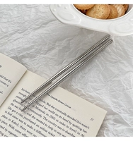 Клубника, палочки для еды, коробка