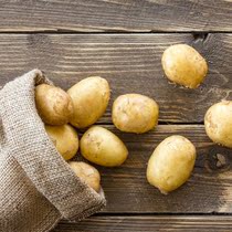 Qiangqiang cousin Shaoxing Zhejiang fresh potatoes 5 pounds of farm-grown vegetables are now digging potatoes and potatoes