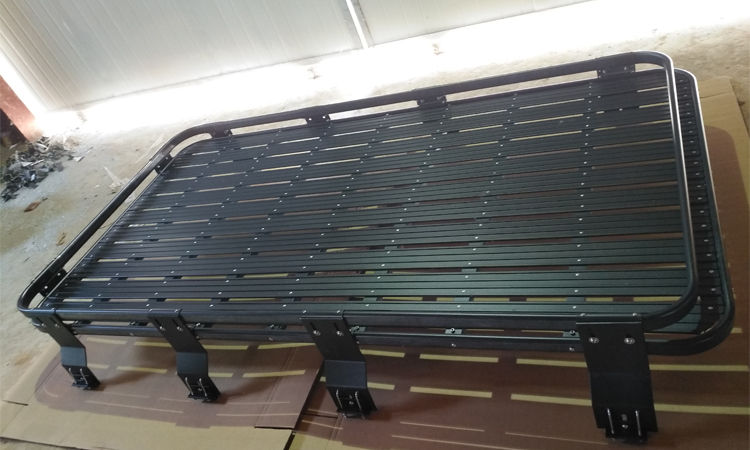 Off-road sửa đổi khung mái kỵ binh Mitsubishi Cheetah kỵ binh Black King Kong Q6 Beiqi chiến đấu cờ hành lý giỏ hành lý giá nóc xe ô tô tải