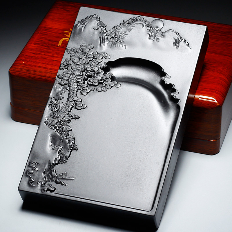 安徽省歙県産硯石は、国の無形文化遺産であり、古い採石場から採掘された天然の原石から作られています。墨を挽いたり、書道やその他の文筆道具に適しています。インクが乾きにくいのが特徴です。黒龍尾硯は、高級非段硯です。