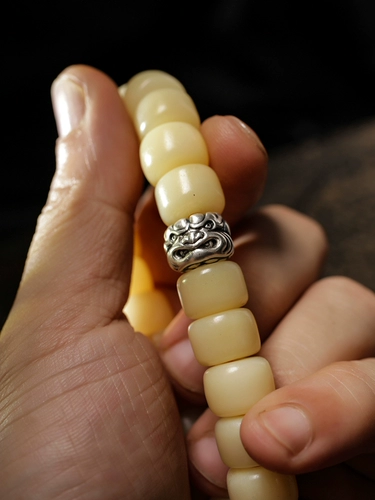 Браслет, четки из круглых бусин из грецкого ореха