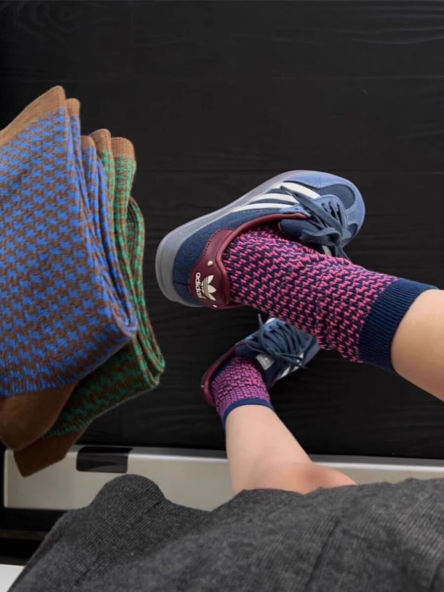 THIS SET OF RETRO-STYLE HOUNDSTOOTH IS REALLY SUITABLE FOR WINTER ITS SO EASY TO WEAR  DOUBLE-NEEDLE DOUBLE-WAY WOMENS PILES