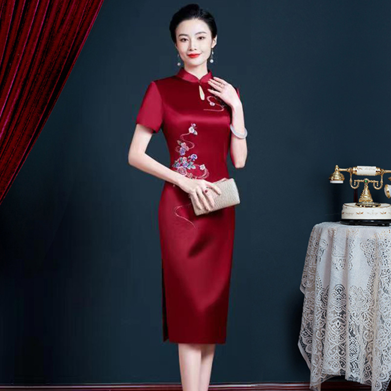 Real Acetate High-End Wedding Mother-Of-The-Bride Cheongsam 2026 New Style Hand-Embroidered Mother-In-Law Chinese Retro Evening Dress Real Acetate High-End Wedding Mother-Of-The-Bride Cheongsam 2026 New Style Hand-Embroidered Mother-In-Law Chinese Retro Evening Dress