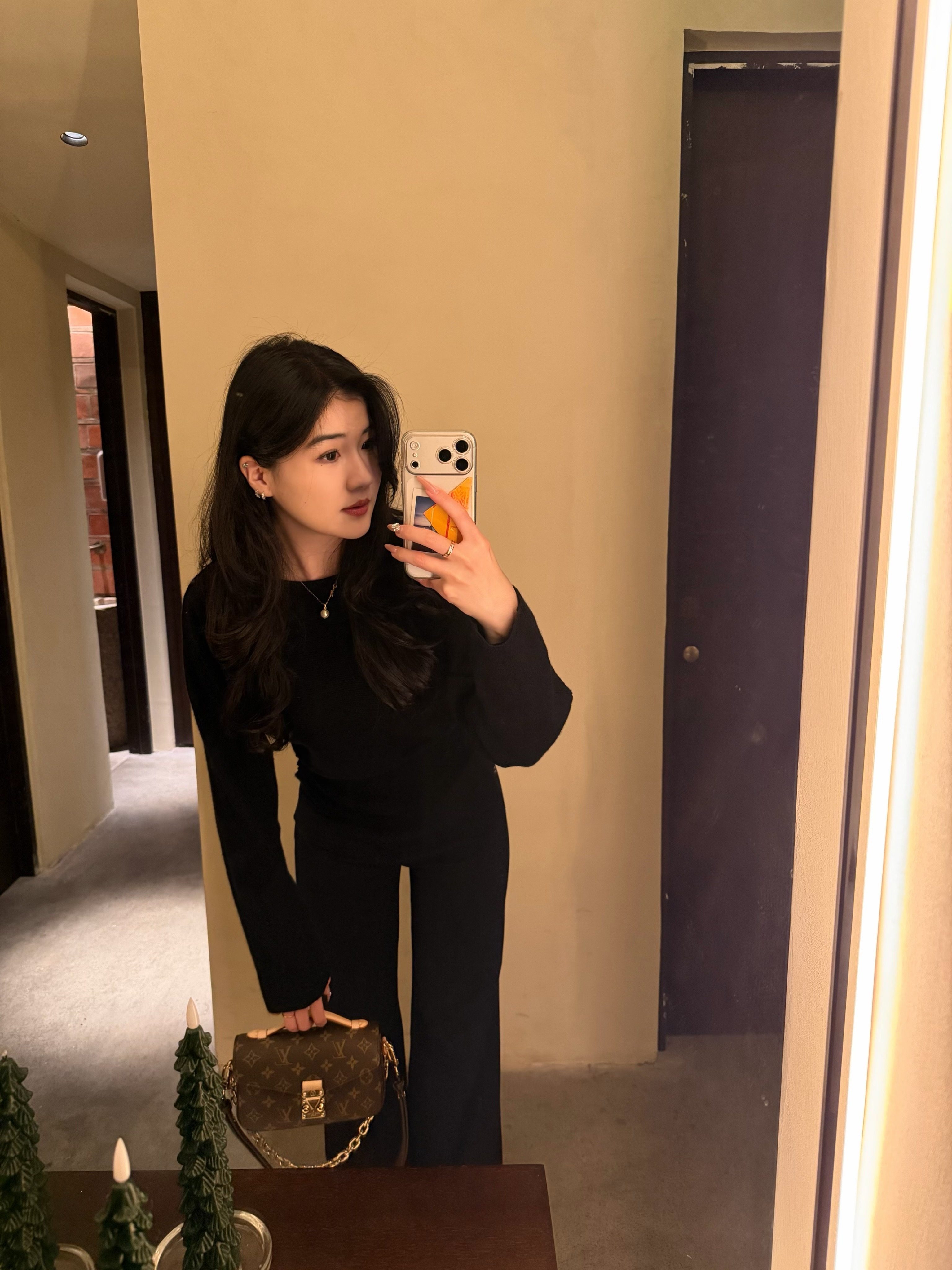 周章章"嘉顿斯"秋冬白色毛衣,斜肩收腰设计穿出温柔高级感