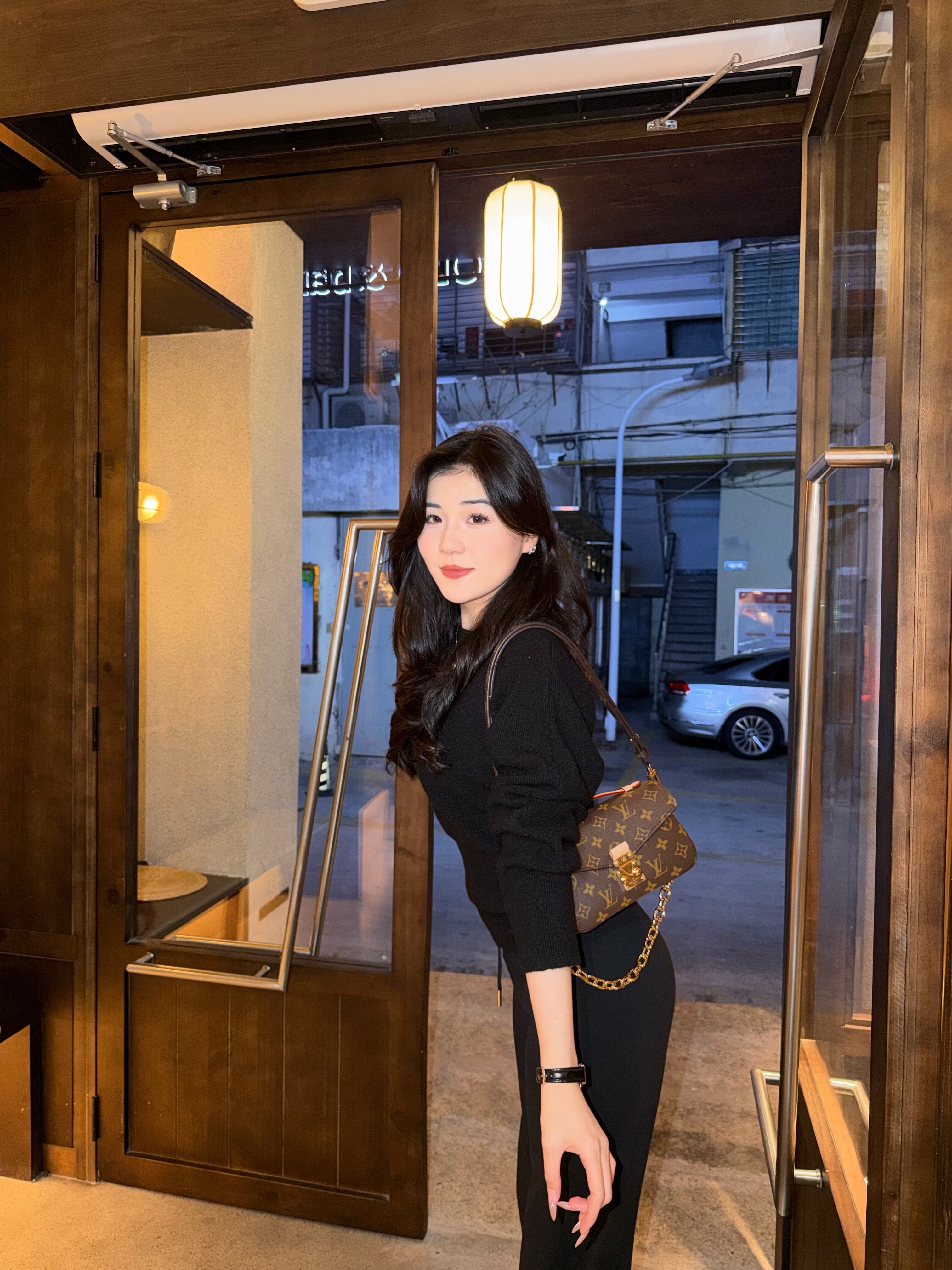 周章章"嘉顿斯"秋冬白色毛衣,斜肩收腰设计穿出温柔高级感