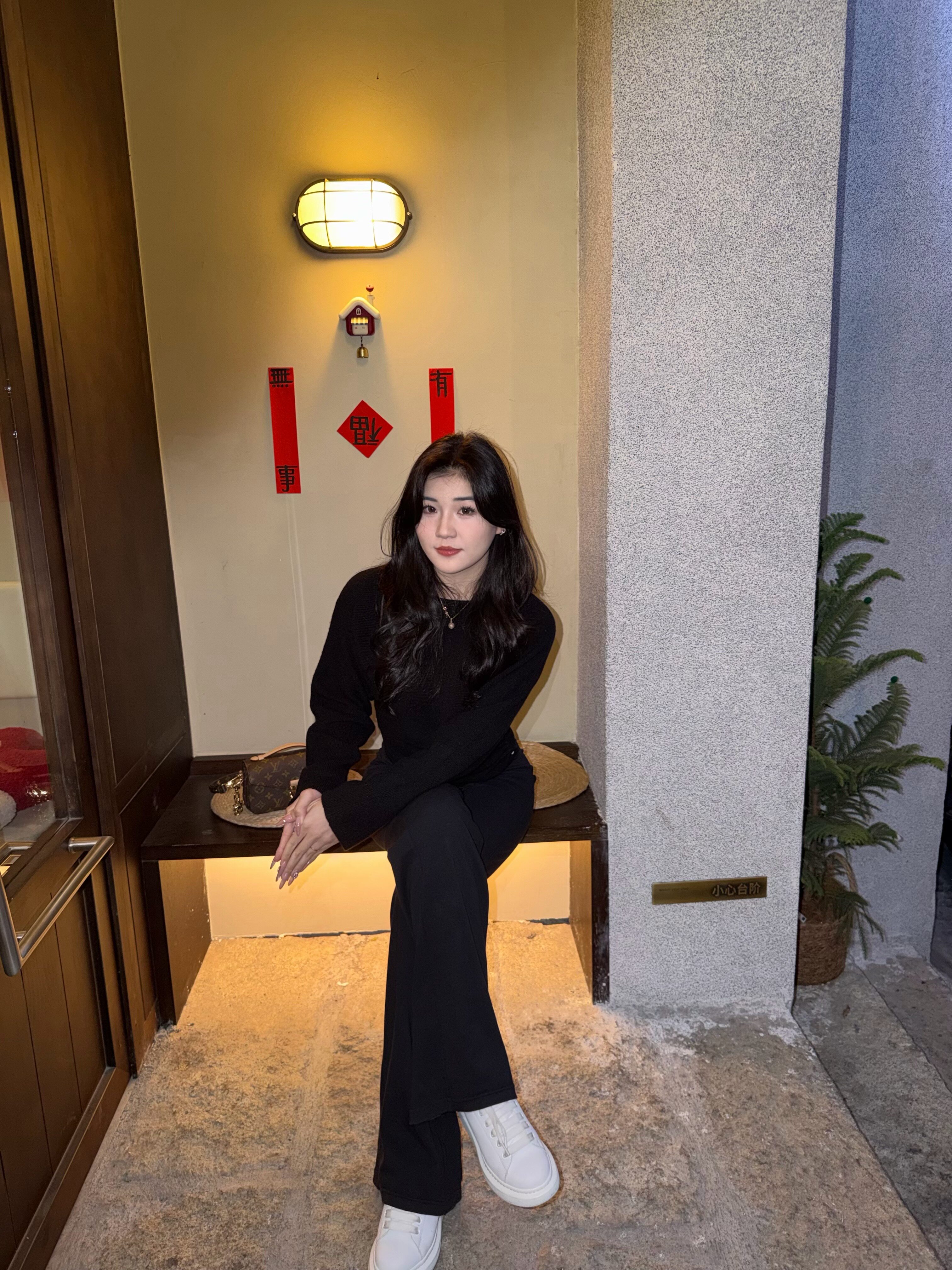 周章章"嘉顿斯"秋冬白色毛衣,斜肩收腰设计穿出温柔高级感