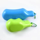 Собака и собака чайник из домашних животных питьевой водонагреватель висят вода питьевая вода, питье