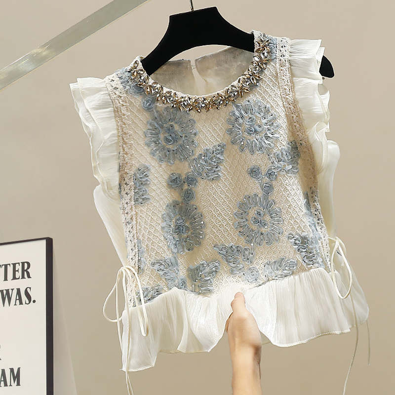 Fashionable Heavy-Duty French-Style Lace Patchwork Blouse with Small Flutter Sleeves for Women, Featuring Ruffled Edges and Heavy Embroidery