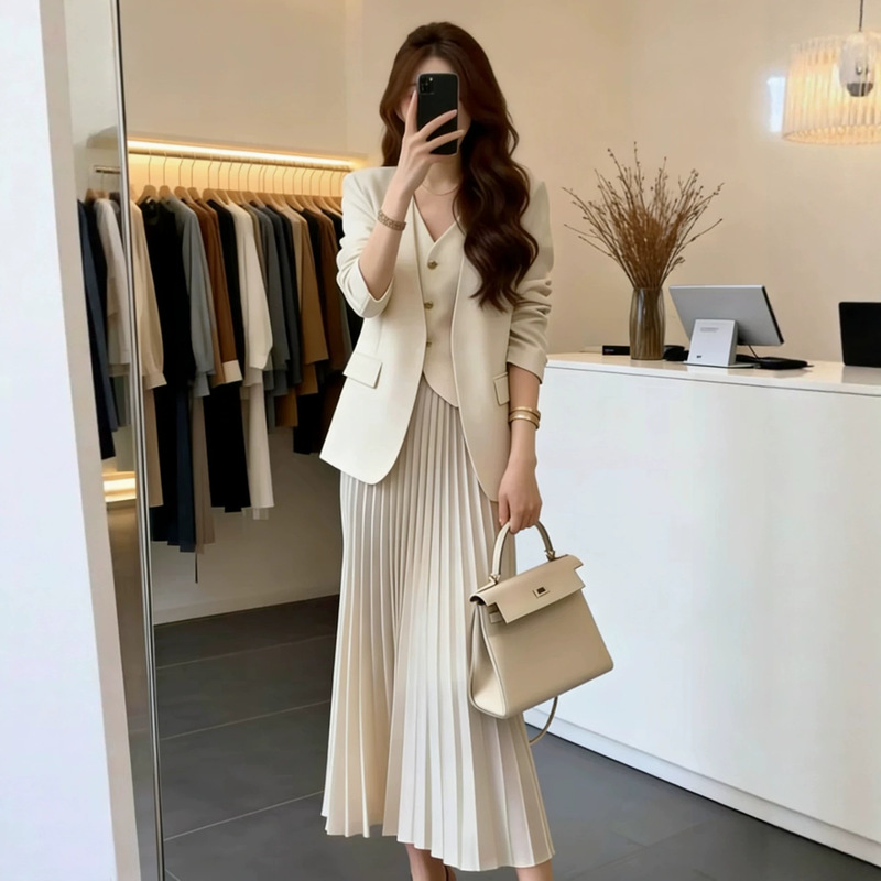 Plus-Size Women's Clothing, New Spring and Autumn Style, Complete Outfit, Elegant Commuter Suit, Vest, Pleated Skirt, Three-Piece Set for Women