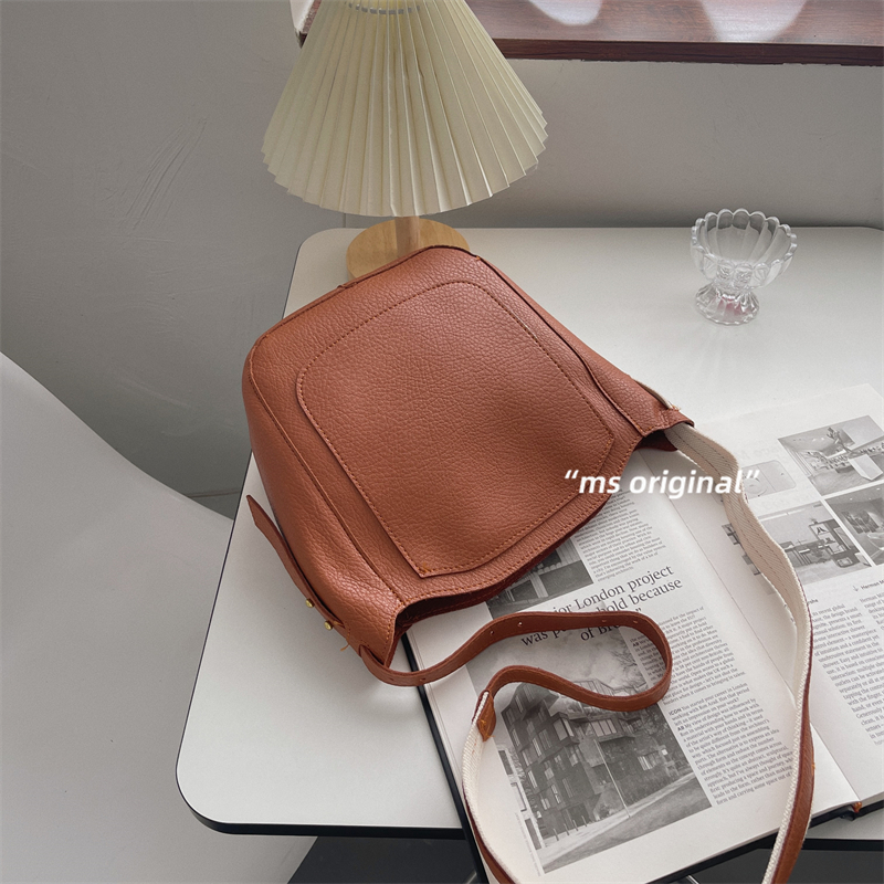 Bucket Bag Woman Large Capacity 2022 Spring Tide New Extremely Simple Wind Korean Version 100 Hitch Special Bag Woman Single Shoulder Inclined Satchel Bag
