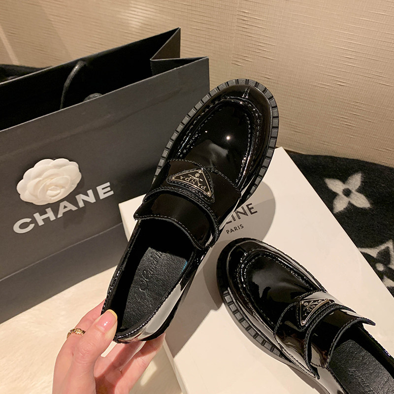 Black genuine leather bag shoes women 2021 new one foot pedal Lefoes Inn flat bottom 100 lap college wind small leather shoes