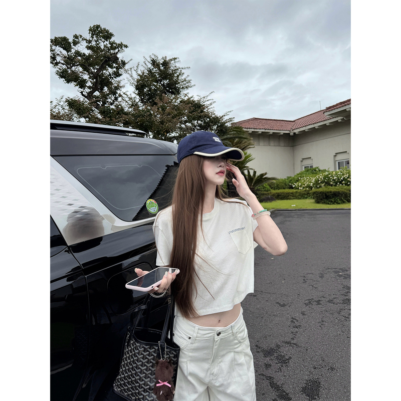 Cuitcuit Returns to Comfort with a White Skin-Friendly Contrast-Stitch Embroidered Ribbed Short-Sleeve T-Shirt with a Unique Design and Cropped Style