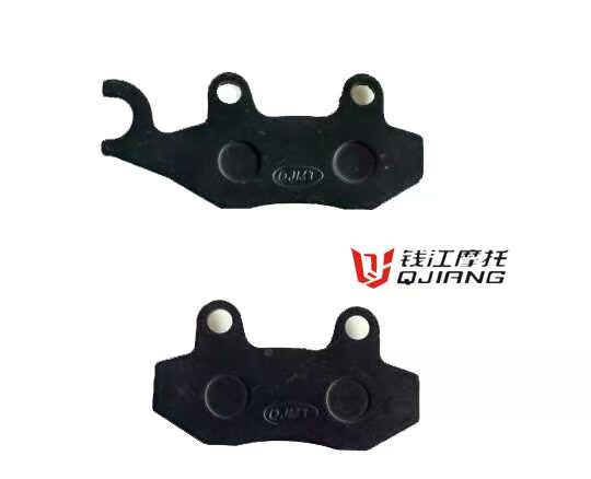 Xe máy Qianjiang Phụ tùng chính Yulong 125-26 / A Phanh đĩa trước đảo ngược Má phanh tích cực - Pad phanh bố thắng xe máy