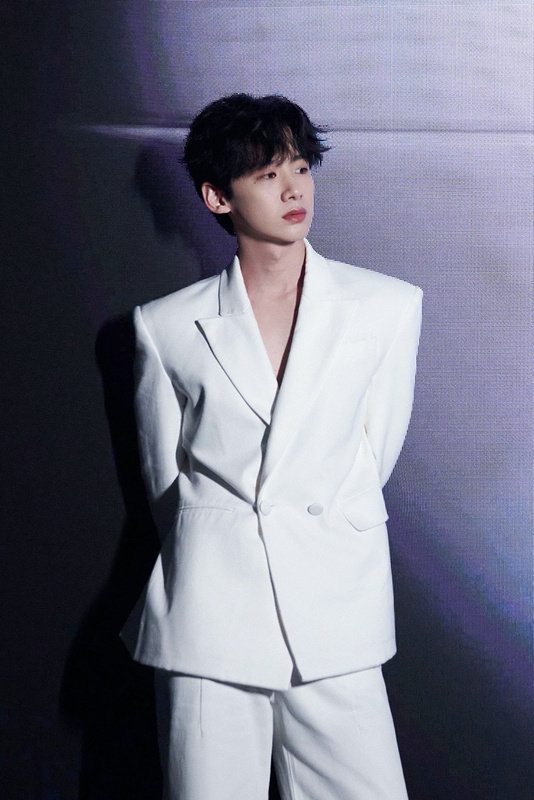 White Suit Jacket Similar to the One Worn by Celebrity Bai Jingting, Versatile for Spring and Autumn, Casual, Stylish, Slim Fit, with Shoulder Pads, High-End