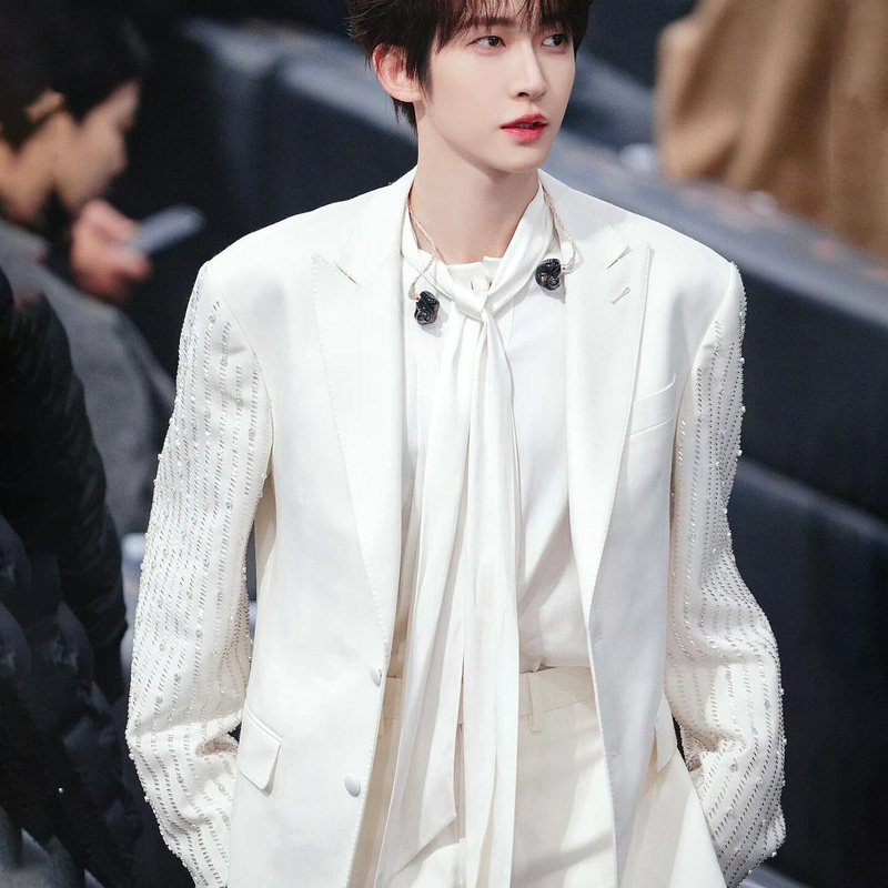 Liu Yu's Same Design, Handmade with Crushed Diamonds, White Suit with a High-End Feel, Korean Style Casual and Elegant Niche Suit Jacket