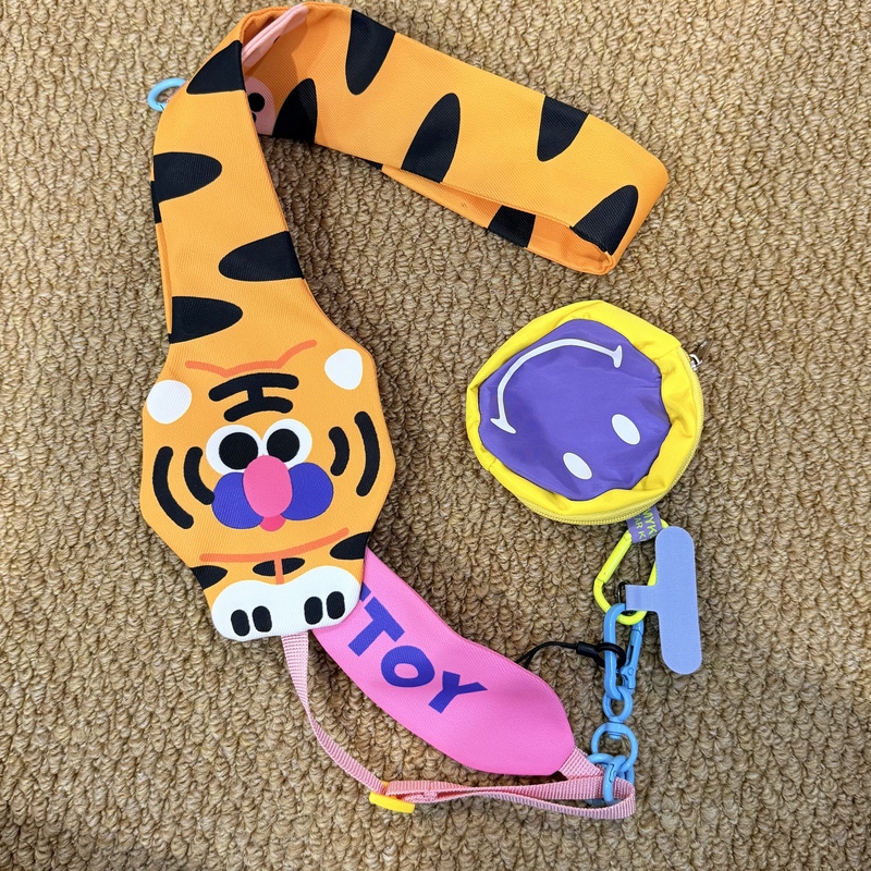 Original Design Animal Phone Strap with Detachable Adjustable Anti-Drop Clip, Crossbody Neck Strap, and Earphone Storage Pouch