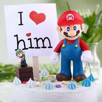 The cake decorates Mario Swing pieces of red cake Super Mary Yoshi Yoshi Mario toy dude hands