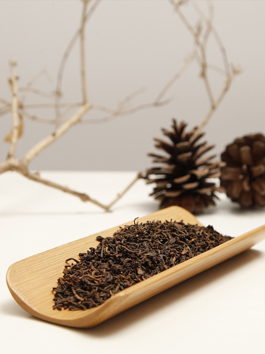 Excellent food and Guang Yunnan Menghai Pu'er tea cooked tea ancient tree aged bulk 12 years of fragrant tea head leaves mellow bubble resistant 300g