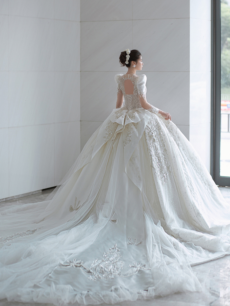 French wedding dress 2022 new bride's main yarn long sleeve winter court style heavy work retro satin tail high -level sense French wedding dress 2022 new bride's main yarn long sleeve winter court style heavy work retro satin tail high -level sense