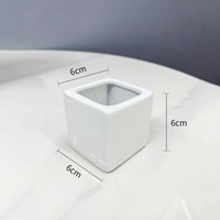 Небольшая квадратная раковина из белого фарфора.