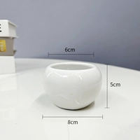 Маленькая белая круглая фарфоровая раковина.