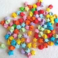 100 бумажных звездочек разных цветов