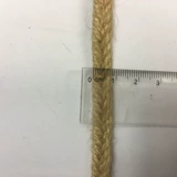 Кошка хватает густые джосеки веревки