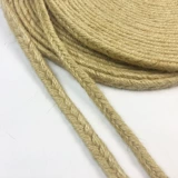 Кошка хватает густые джосеки веревки