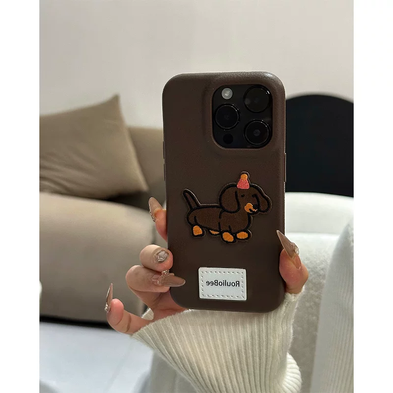 Чехол для телефона (Apple) совместим с iPhone 16, текстурированный TPU под кожу, вышитый щенок и шнурок