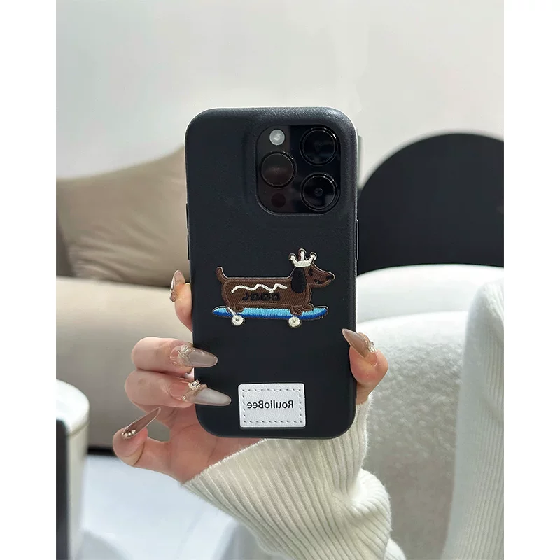 Чехол для телефона (Apple) совместим с iPhone 16, текстурированный TPU под кожу, вышитый щенок и шнурок