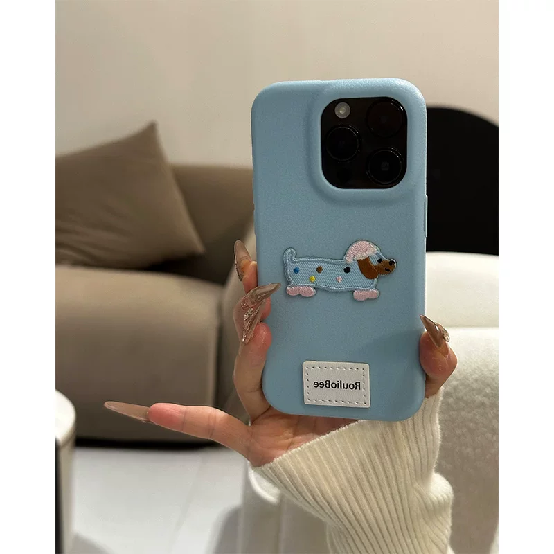Чехол для телефона (Apple) совместим с iPhone 16, текстурированный TPU под кожу, вышитый щенок и шнурок