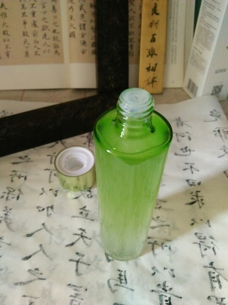 相宜本草睡莲水灵肌沁润精华露