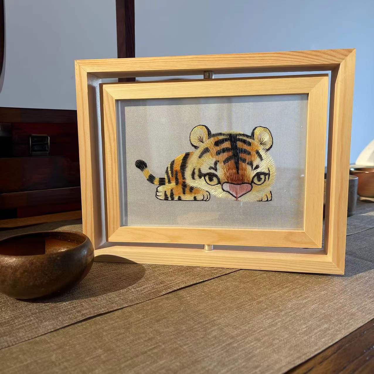 Golden Tiger Send Fu Suzhou Embroidery Su Embroidered Handmade Small Pendulum Pieces Double-sided Embroidered Black Walnut Wood Mounted Real Silk Delivery Gift