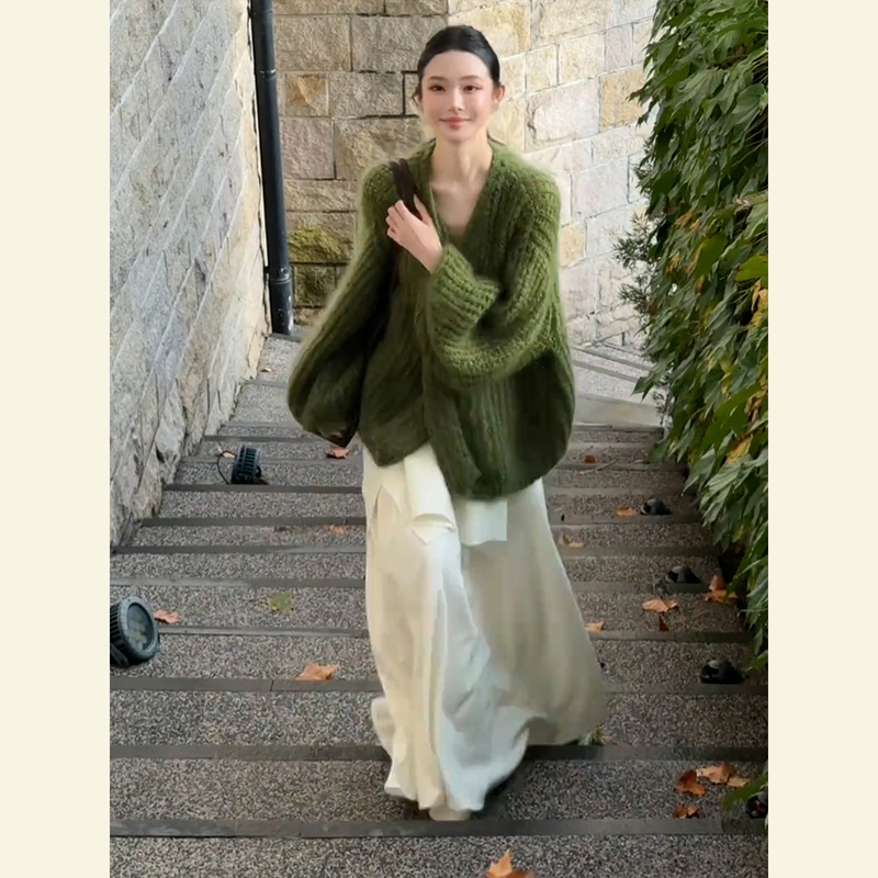 2026 Super Trendy Autumn Outfit, a Complete Set That Is Elegant and Understated, with a Relaxed and Laid-Back Korean Style, Green Knitted Midi Skirt for Women 2026 Super Trendy Autumn Outfit, a Complete Set That Is Elegant and Understated, with a Relaxed and Laid-Back Korean Style, Green Knitted Midi Skirt for Women