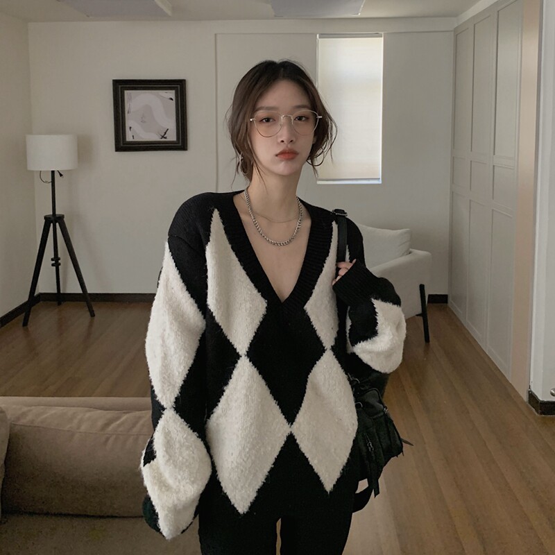 Age-reducing top Western style retro Hong Kong flavor V-neck black and white contrast color loose sweater women's French lazy style