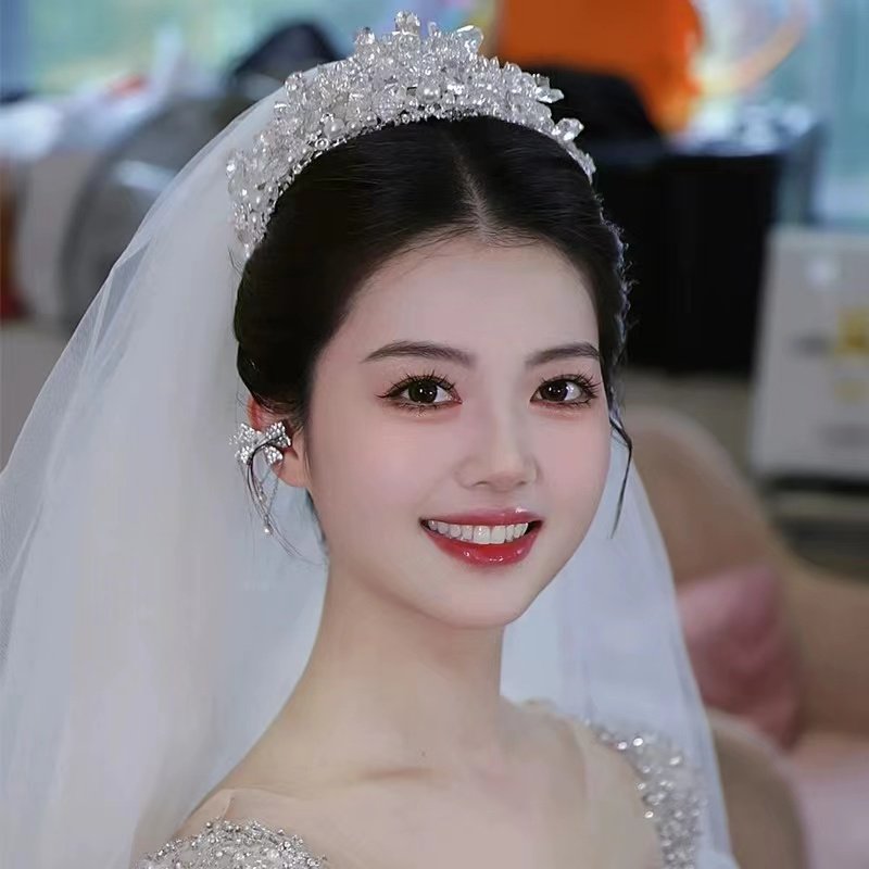 皇冠头饰2025年新潮流，哪些款式更适合韩式减龄婚礼造型？