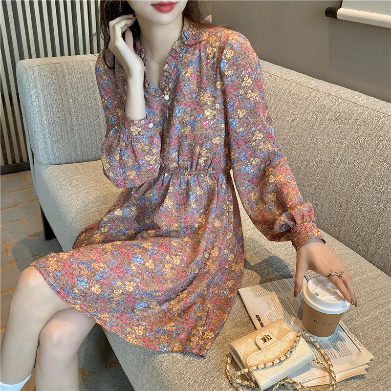Spring and autumn small children go out V-collar lotus leaf side crushed flower skirt woman gentle wind to collect waist display slim temperament goddess foreign dress