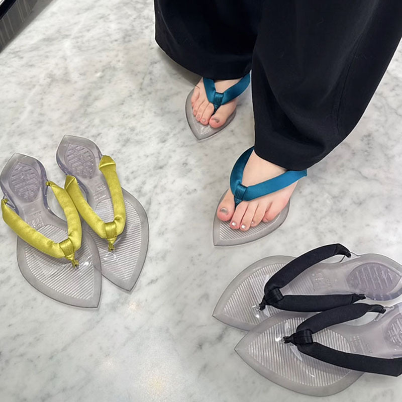 26Al New Transparent Crystal Pointed-Toe Flip-Flops for Women, Flat-Soled Sandals for Women, Versatile Summer Beach Shoes