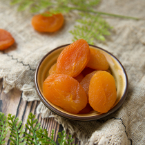 Girl 80 pounds of snacks Red apricot is released sweet and sour each of the dried apricots to chew 150g