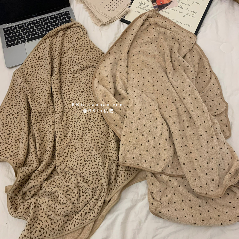 Leopard Print Polka Dot Bath Towel for Women, Thick and Soft Coral Fleece, Absorbent Plaid Household Bath Towel, Large Wrap Towel, Couple Style Leopard Print Polka Dot Bath Towel for Women, Thick and Soft Coral Fleece, Absorbent Plaid Household Bath Towel, Large Wrap Towel, Couple Style