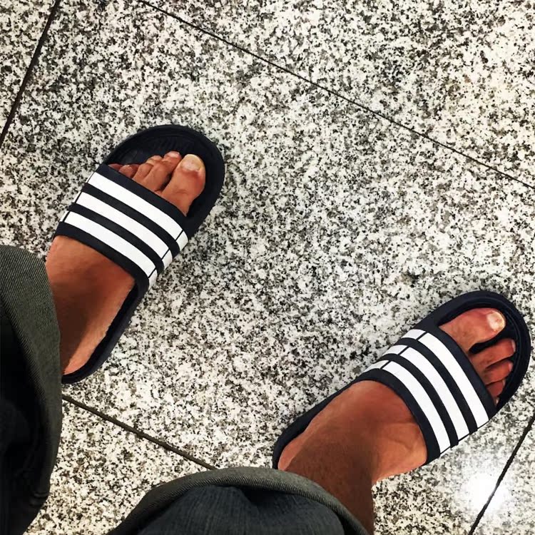 ADIDAS Dép Adidas Dép đôi màu đen và trắng Xu hướng tắm thể thao AQ4935 AQ4936 dép nhựa đi trong nhà