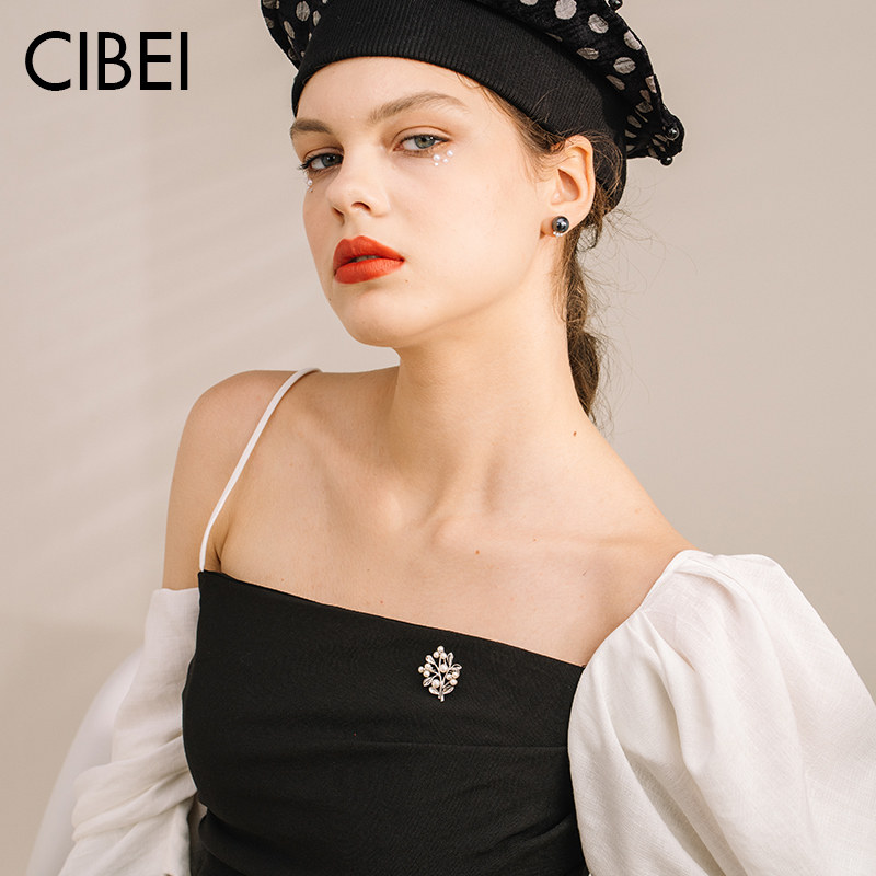 Pearl brooch, high-end women's luxury brooch, suit brooch, anti-light buckle, new summer trend in 2021