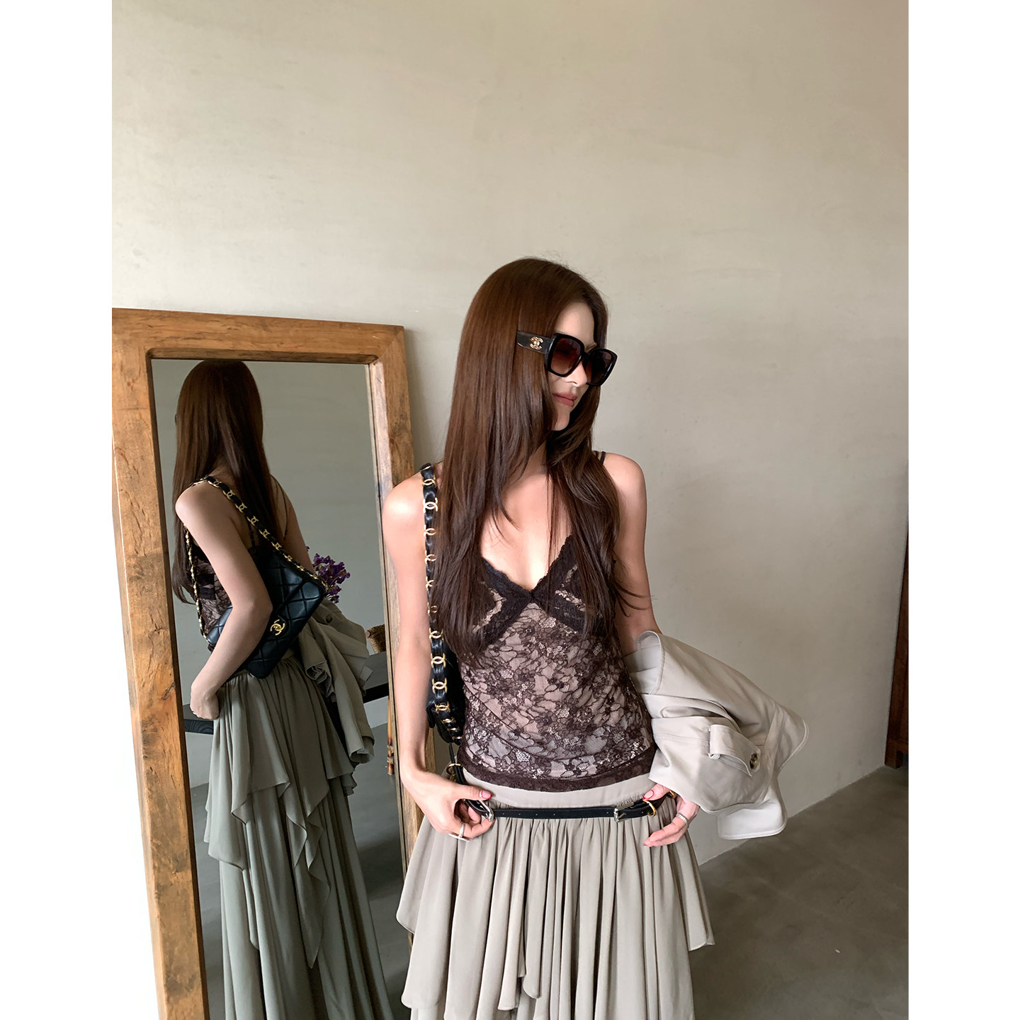 马儿MAR Французский кружевной топ на бретелях с V-образным вырезом для женщин