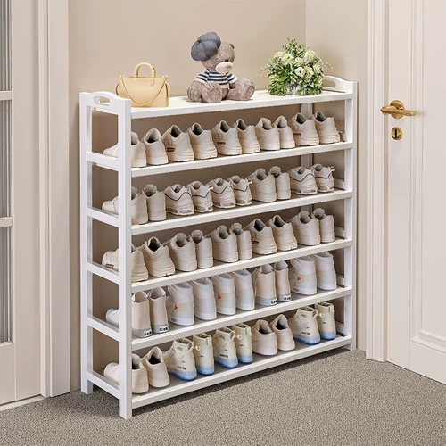 Кремовый стиль у двери простой комнаты для обуви, в помещении для хранения, сохранение места проката пространства для белого многослойного шкафа обуви