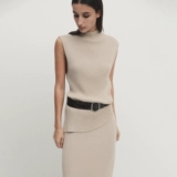 Приталенная длинная трикотажная юбка, с акцентом на бедрах, свободный прямой крой