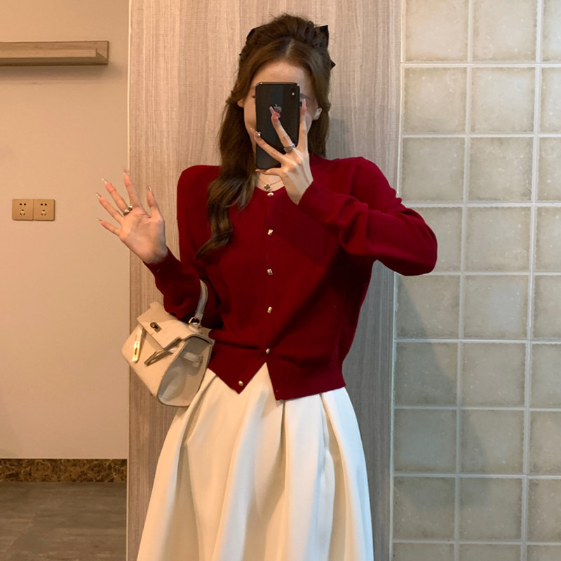 French-Style Retro Round-Neck Red Sweater Cardigan for Women, Spring and Autumn Season, Elegant Slim-Fit Short Waist-Cinching Knit Jacket French-Style Retro Round-Neck Red Sweater Cardigan for Women, Spring and Autumn Season, Elegant Slim-Fit Short Waist-Cinching Knit Jacket