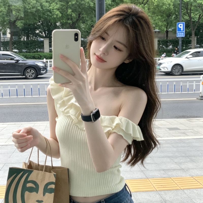Korean-Style Apricot-Colored Ruffled One-Shoulder Sleeveless T-Shirt for Women, a Stunningly Beautiful Ice Silk Knitted Top for Summer Korean-Style Apricot-Colored Ruffled One-Shoulder Sleeveless T-Shirt for Women, a Stunningly Beautiful Ice Silk Knitted Top for Summer
