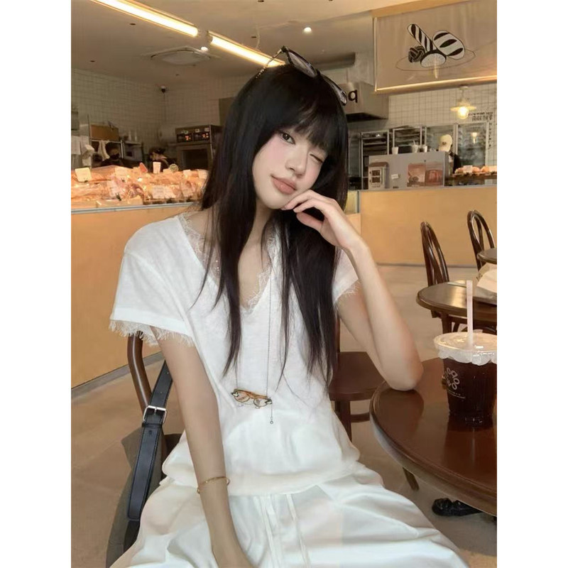 White Lace Patchwork V-Neck Short-Sleeve T-Shirt for Women, Summer Design with a Stylish and Elegant Look, Suitable for Commuting, Versatile Base Layer Top