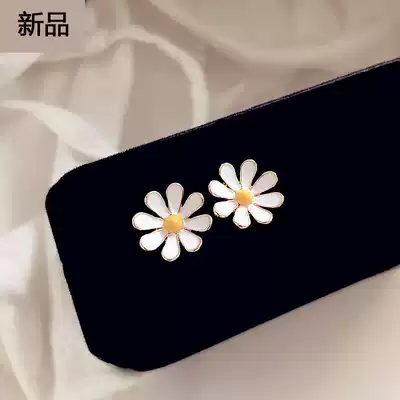 Small daisy ear needle flower cute temperament female ear jewelry Korean personality simple wild short earrings new