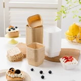 Квадратный пирог бумажный чашка, покрытая пленочной бумагой, одноразовая выпечка закуски, послеобеденный чай высокий температура